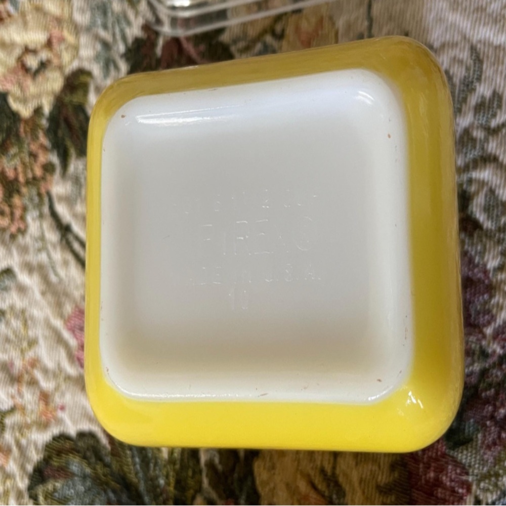 Yellow Glass Pyrex Containers with Lids - Picture 3 of 5